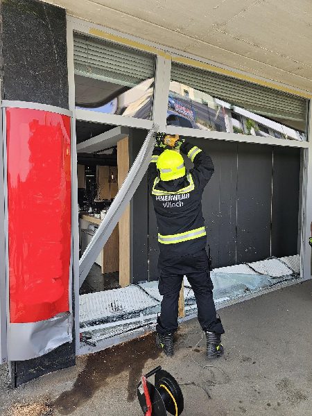 PKW in Auslagescheibe (Bild 2)